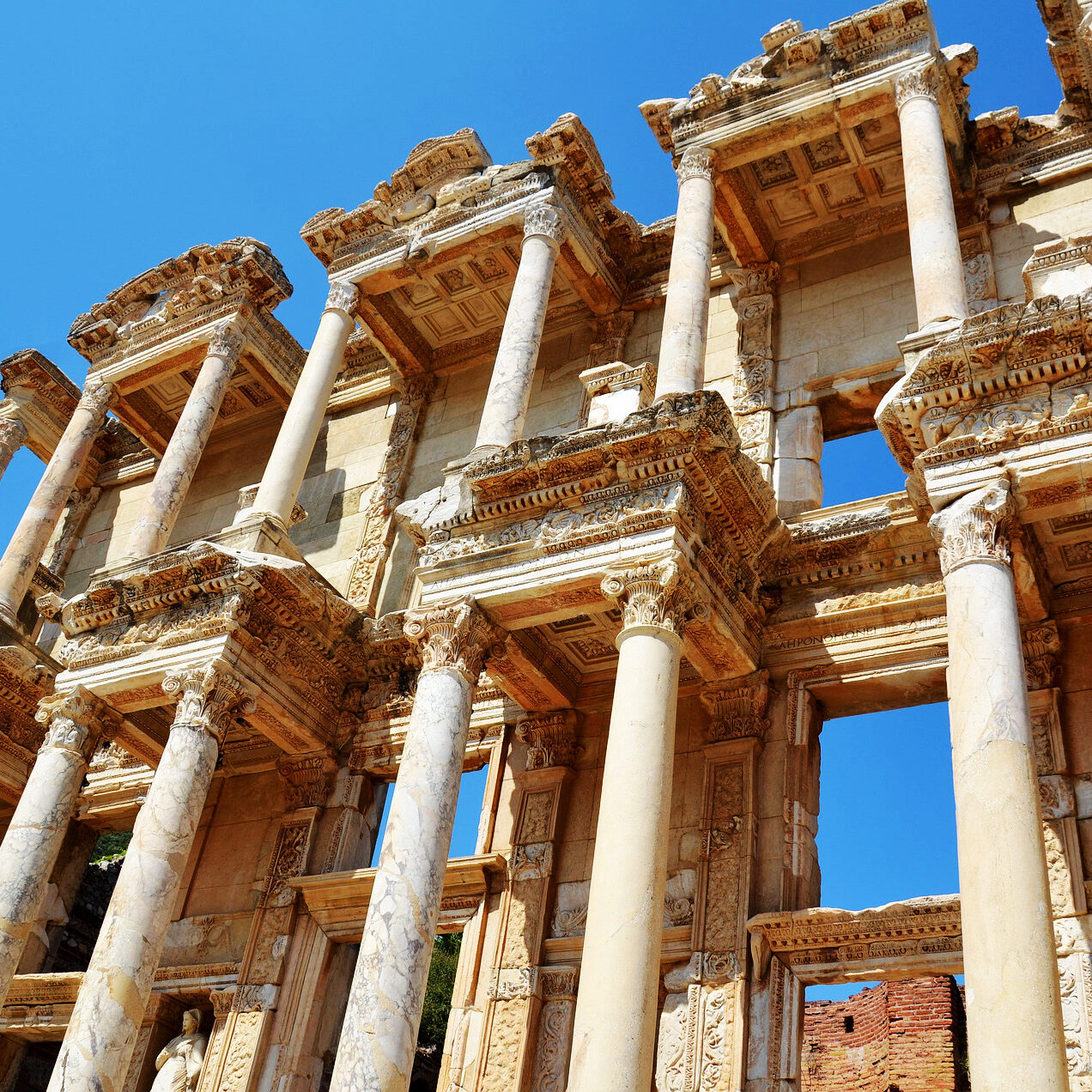 Die Fassade der Celsus-Bibliothek in der antiken Stadt Ephesos, Türkei, bei klarem blauen Himmel.